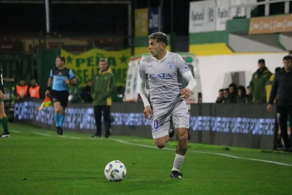 Hernán López Muñoz en acción con la “10” de Godoy Cruz, el rival de Colo Colo en la Copa Libertadores.