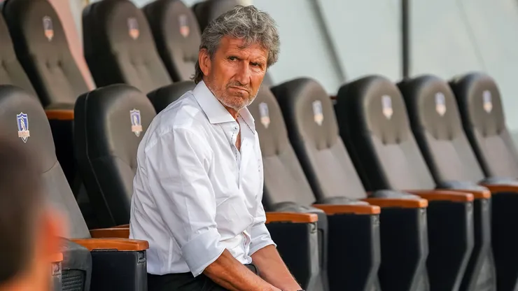 Banca desocupada de Colo Colo y sin claridad sobre qué entrenador llegará: en ByN ya piensan en un interino.