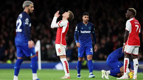 Arsenal no pudo alcanzar a Liverpool tras caer ante West Ham United.