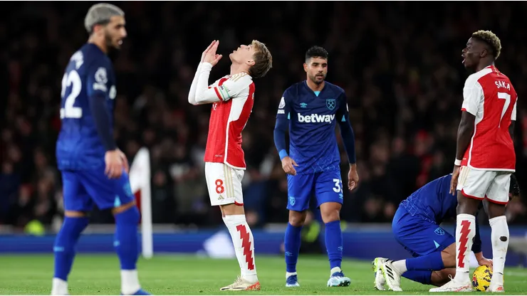 Arsenal no pudo alcanzar a Liverpool tras caer ante West Ham United.