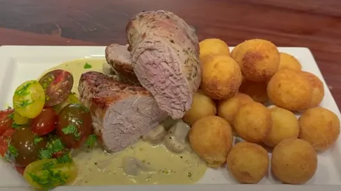 Fotografía del chef nacional Alvarro Barrientos Montero, cocinando papas duquesas caseras.