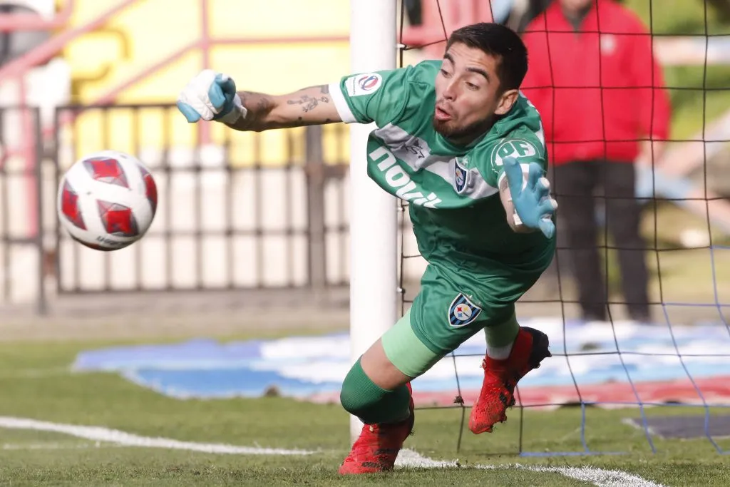 Gabriel Castellón viene de tener una gran campaña en el arco de Huachipato. ¿Será Universidad de Chile su próxima casa? | Foto: Photosport.