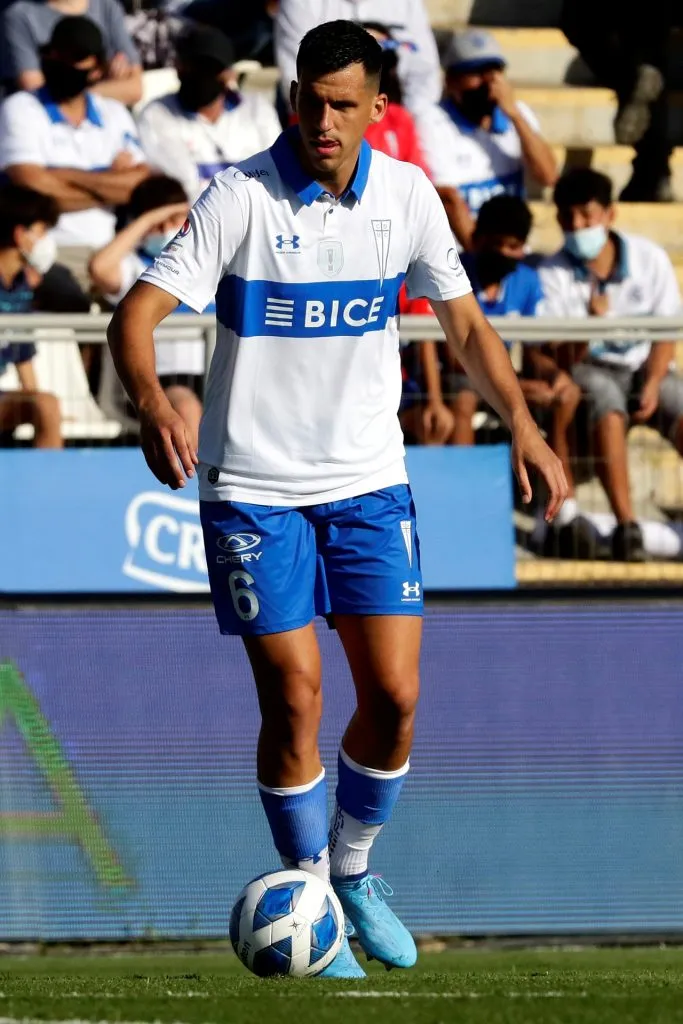 Nehuén Paz tiene contrato vigente con la UC hasta 2025 (Photosport)