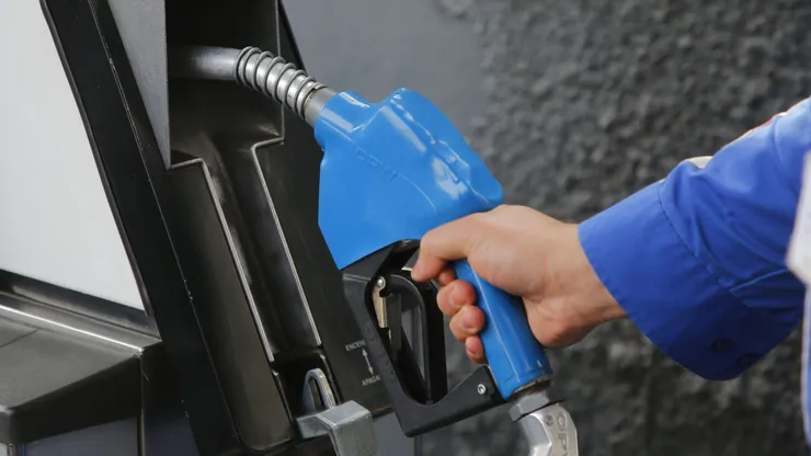 ¿Sube o baja la bencina este jueves? Revisa si cambia de precio.