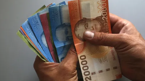 ¿Sube el sueldo mínimo en enero de 2024? La condición que debe darse.