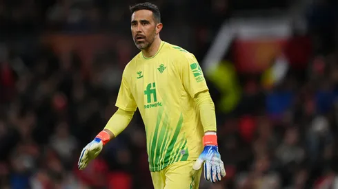 Claudio Bravo tendrá sus manos definir qué hará con su carrera.