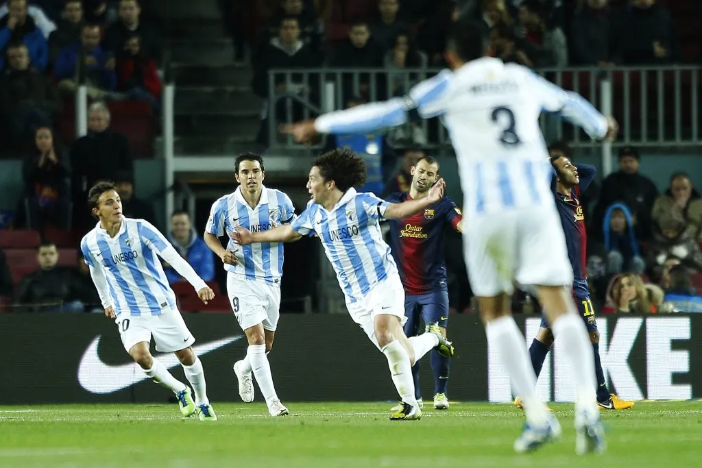 Manuel Iturra convirtió un gol ante el Barcelona en el Camp Nou que tuvo mucha celebración argentina: Diego Buonanotte y Javier Saviola festejan al Colocho. (Gonzalo Arroyo Moreno/Getty Images).
