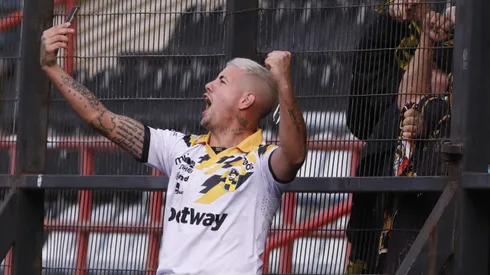 Listo para la foto: Rodrigo Holgado se quiere vestir de azul.