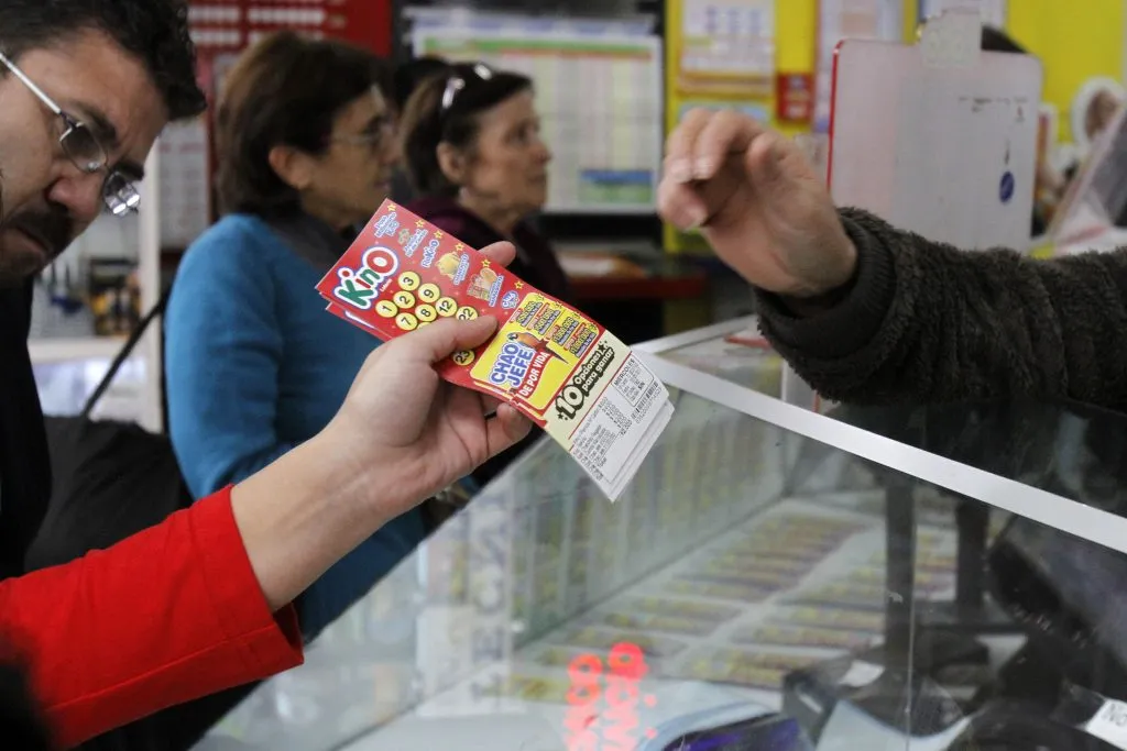Puedes jugar al sorteo 2854 de Lotería adquiriendo un cartón en tu agencia más cercana o de forma online en el sitio&nbsp;Lotería.cl. (Foto: Christian Iglesias-Aton Chile)