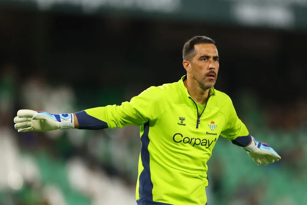 Claudio Bravo tiene seis meses de contrato vigente con el Real Betis. | Foto: Getty Images