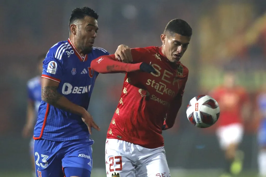 Leandro Garate aguanta una pelota ante la marca de Nery Domínguez. El ariete hispano tiene contrato hasta fines de 2024. (Dragomir Yankovic/Photosport).