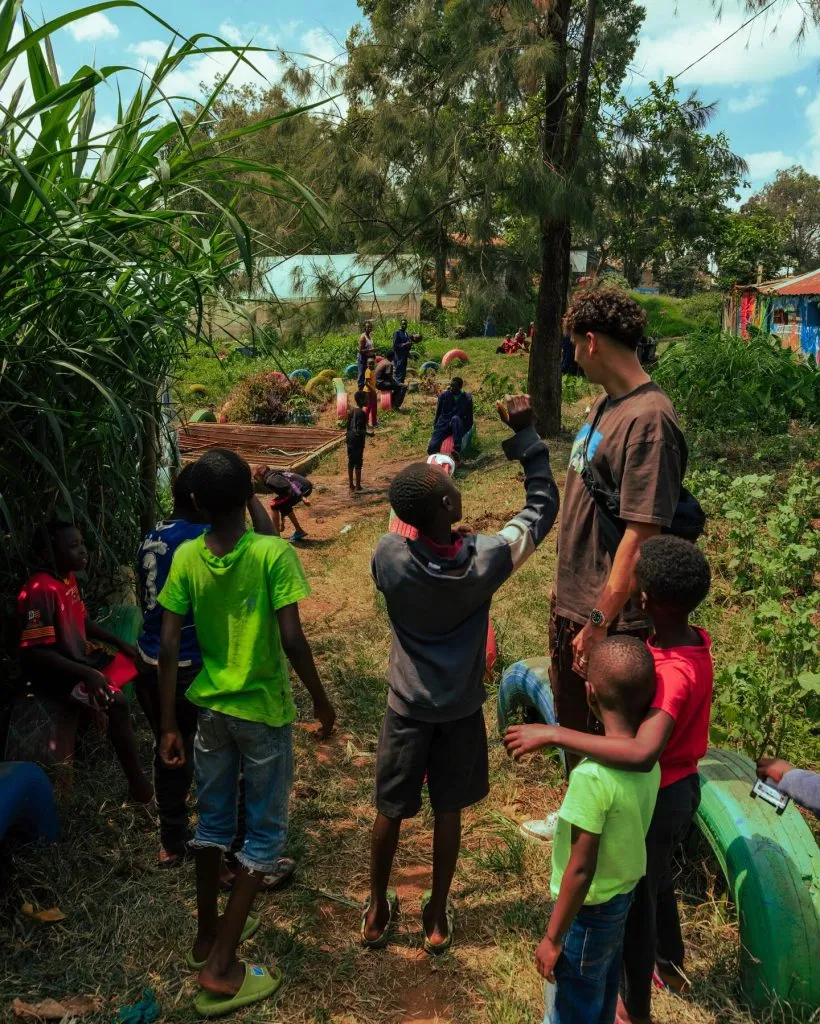 Lichnovsky pasó la Navidad ayudando a niños que viven en la pobreza extrema en Kenia. | Foto: Instagram igorlichnovsky