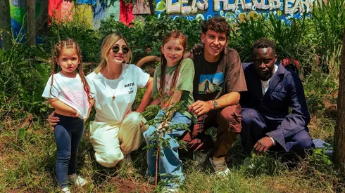 La generosa Navidad de Lichnovsky: Llevó fútbol y agua a niños en Kenia