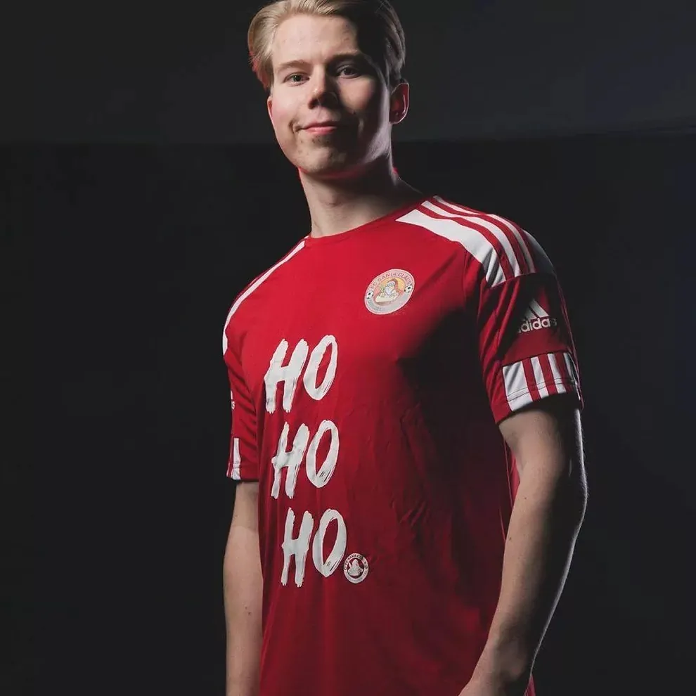 Un jugador del FC Santa Claus posa ante las cámaras