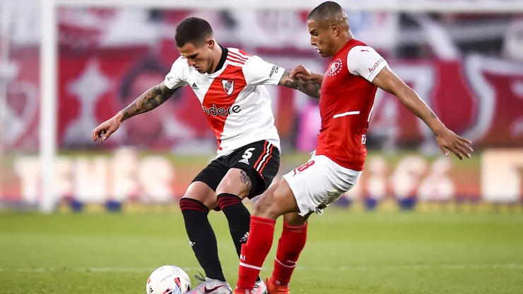 Bruno Zuculini disputa un balón ante Leandro Benegas en un partido entre River Plate e Independiente de Avellaneda. ¿Se toparán en Chile?