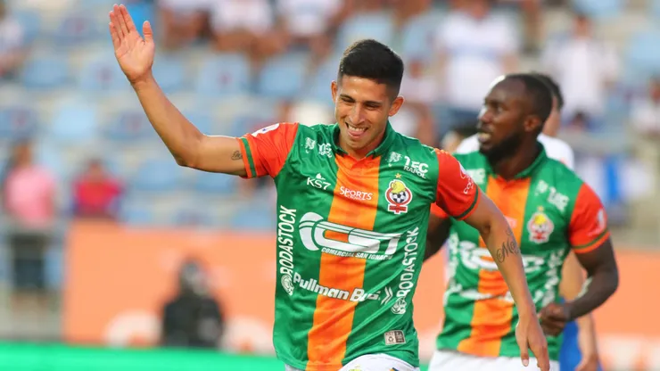 Maxi Rueda celebra junto con Cecilio Waterman el gol que le anotó a la UC.