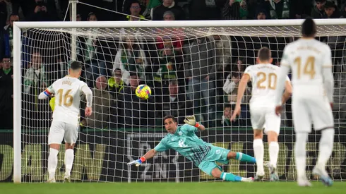 Claudio Bravo y uno de los seis penales que no ha podido tapar en el Betis.