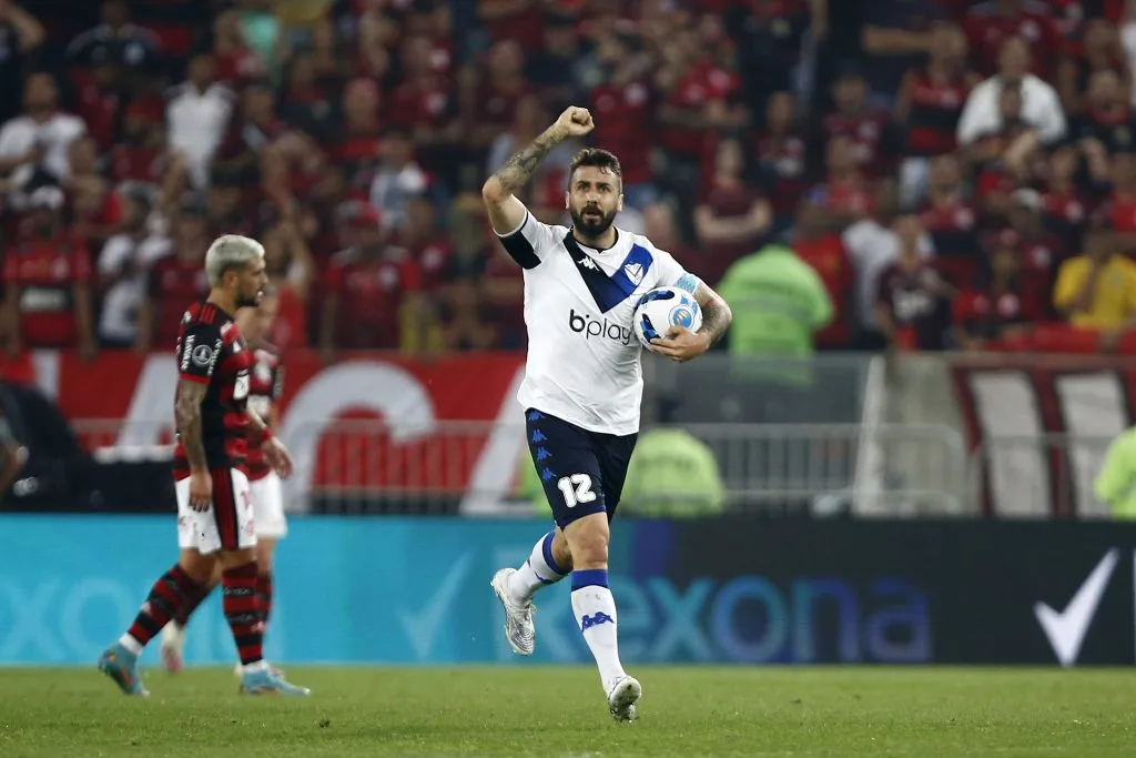 Lucas Pratto celebra uno de los goles que anotó con la camiseta de Vélez Sarsfield, donde además llegó a ser capitán.  (Wagner Meier/Getty Images)