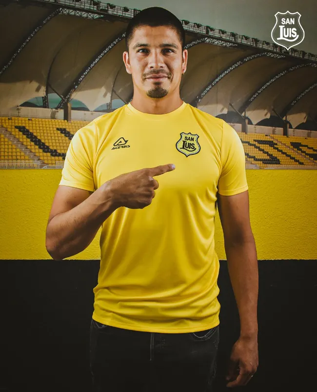 Así luce la camiseta de San Luis de Quillota en Hardy Cavero, uno de los nuevos refuerzos. (Foto: San Luis de Quillota).