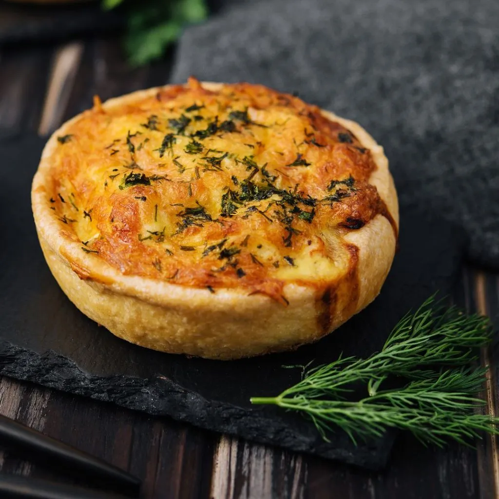 Tartaletas de queso de cabra y cebolla caramelizada