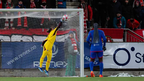 Tapadón de Tiane Endler, que le dio vida al Lyon en su empate en Noruega.