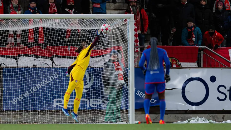 Tapadón de Tiane Endler, que le dio vida al Lyon en su empate en Noruega.