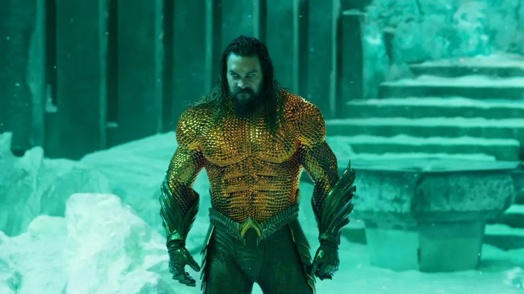 Jason Momoa intenta hacer de Aquaman un tipo bueno para los chistes, pero nunca se logra entender si es un tipo serio y bad ass, o alguien que no se toma nada en serio. Foto: Warner Bross.