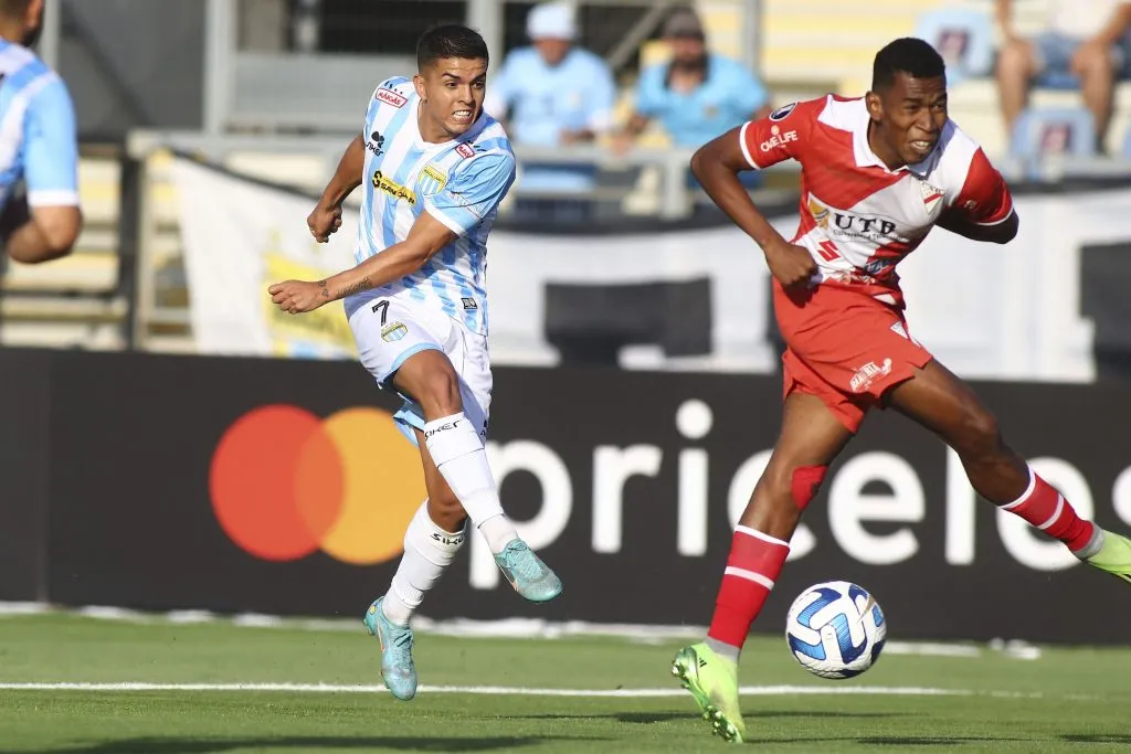 Julián Alfaro en acción ante Always Ready de Bolivia. (Jorge Loyola/Photosport).