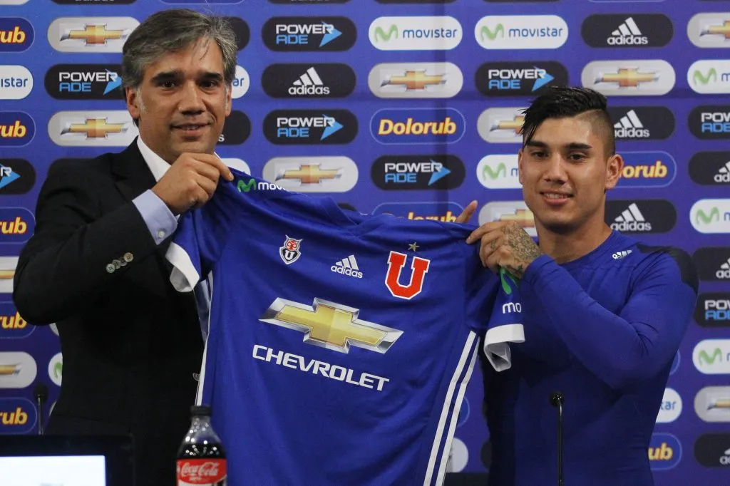 Pablo Silva presenta a Lucas Ontivero en Universidad de Chile. Foto: Ramon Monroy/Photosport