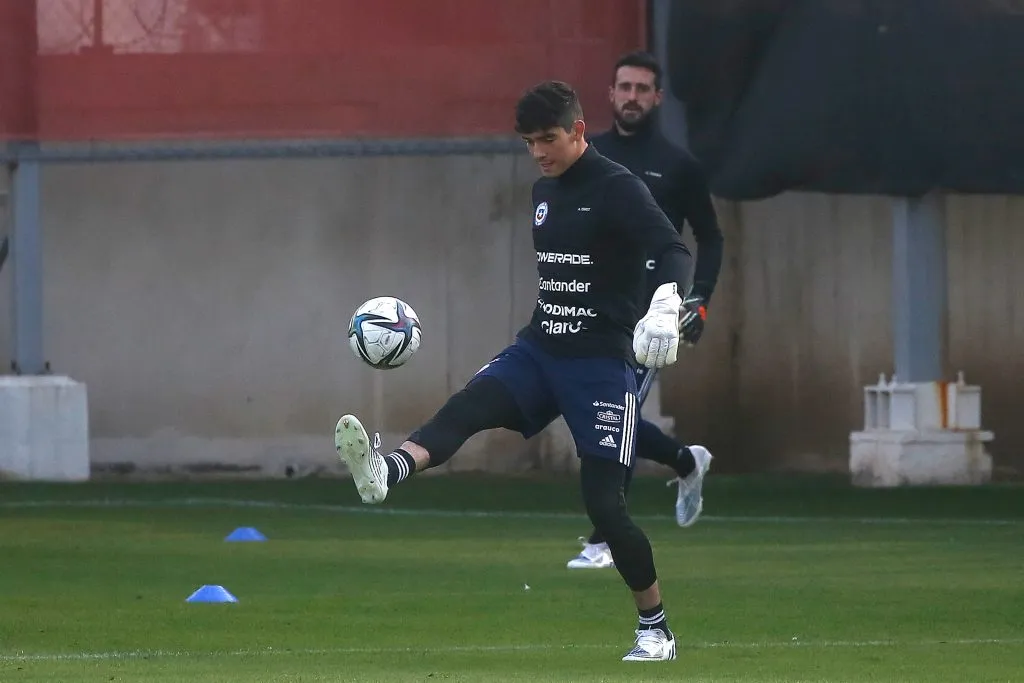 Vicente Reyes en un entrenamiento de la Roja. Fernando de Paul mira atentamente al joven golero. (Jonnathan Oyarzun/Photosport).