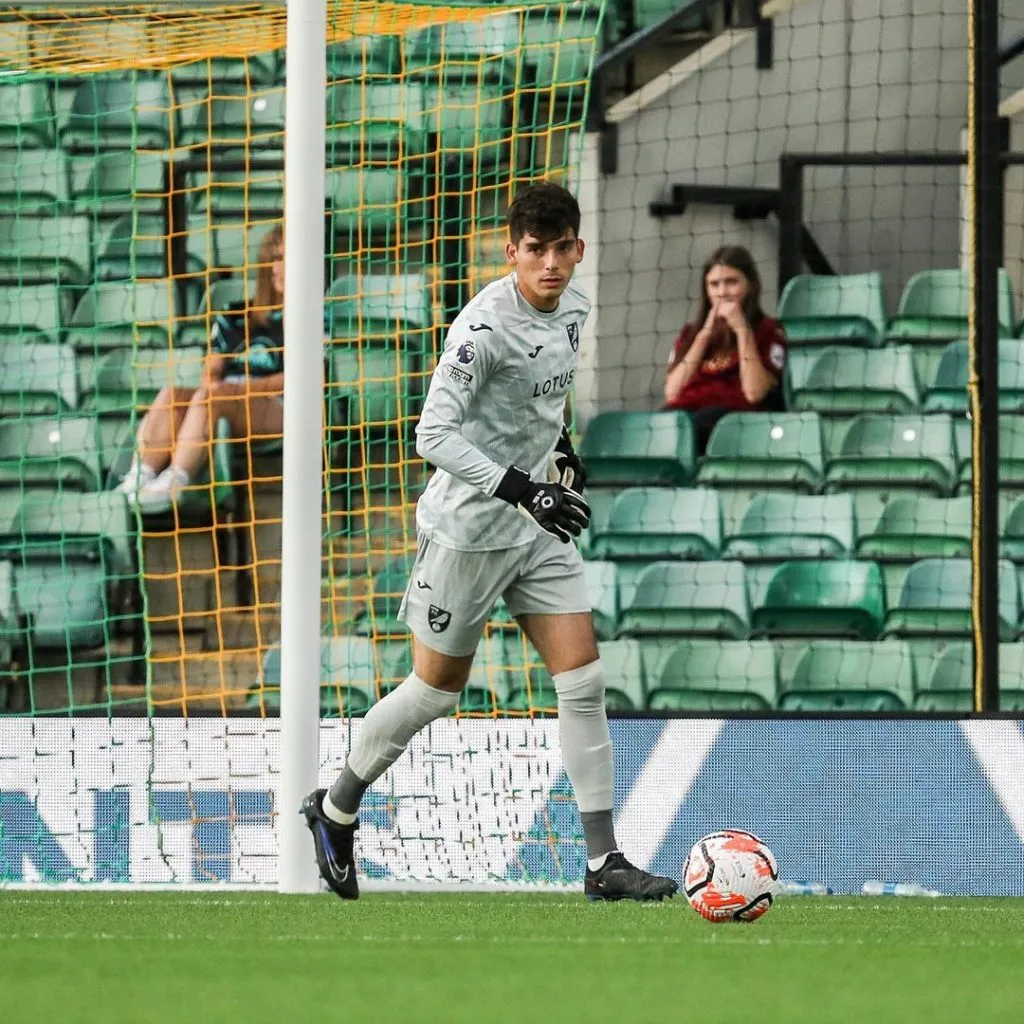Vicente Reyes en acción por el Norwich City. (Captura Instagram).