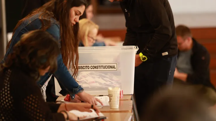 Extranjera se sorprende con votaciones en Chile