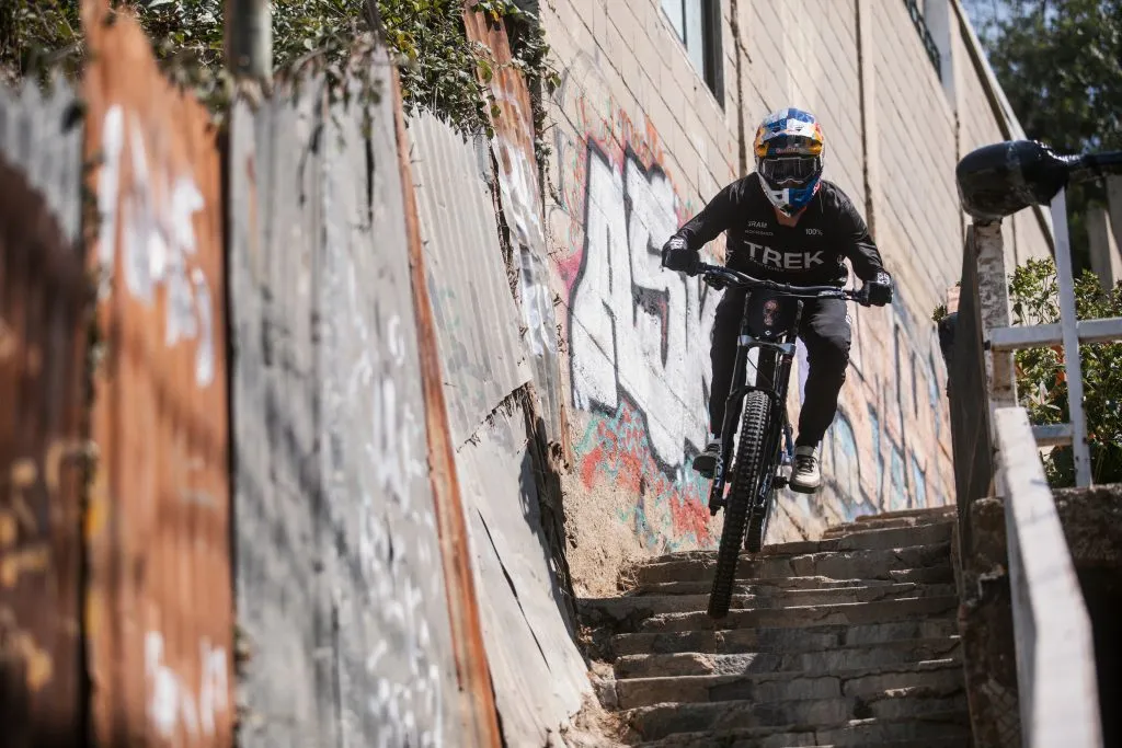 Pedro Burns no solo participó en la versión de Valparaíso de Red Bull Cerro Abajo, también peleó en la edición de Medellín este año. Foto: Red Bull Content Pool.