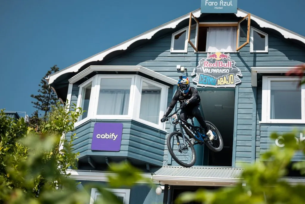 Pedro Burns comenzó el 2023 en Red Bull Valparaíso Cerro Abajo, una de las carreras de descenso urbano más importantes de Sudamérica. Foto: Red Bull Content Pool.