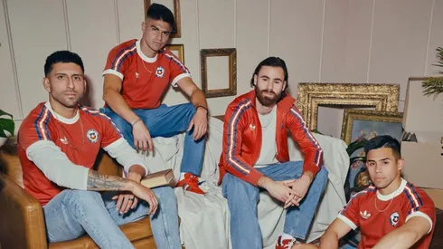Los jugadores de la Roja modelando la indumentaria retro