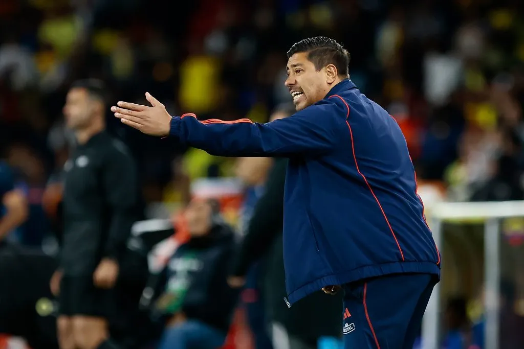 Córdova en la derrota de Chile vs. Ecuador en Quito. Fue el DT interino tras la renuncia de Berizzo. (Franklin Jacome/Getty Images).