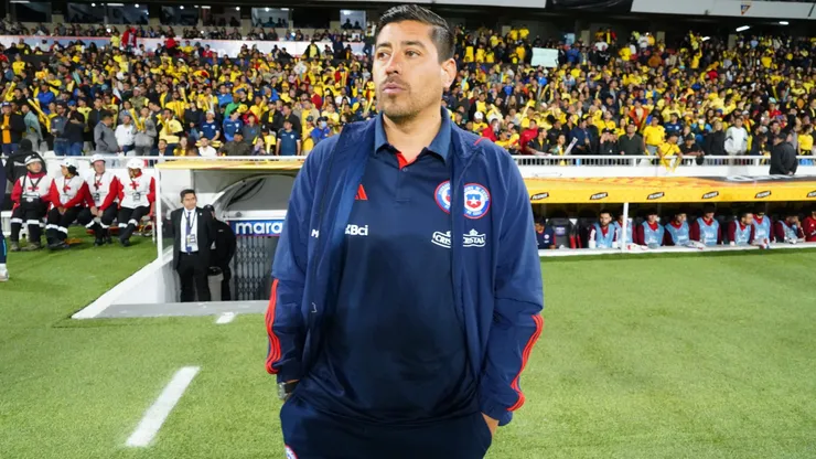 Nicolás Córdova en el duelo que Chile jugó ante Ecuador en el estadio Rodrigo Paz Delgado de Quito.