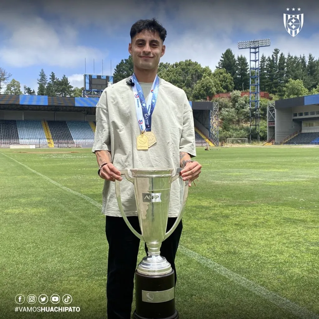 Javier Altamirano posó con sus dos medallas y la copa de campeón con Huachipato. Foto: Comunicaciones Huachipato.
