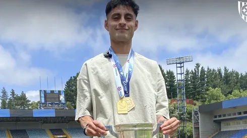 Javier Altamirano posó con la medalla y la copa de campeón con Huachipato. Además le sumó la obtenida con Estudiantes de La Plata.