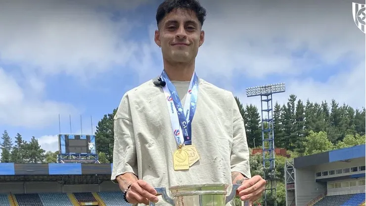 Javier Altamirano posó con la medalla y la copa de campeón con Huachipato. Además le sumó la obtenida con Estudiantes de La Plata.