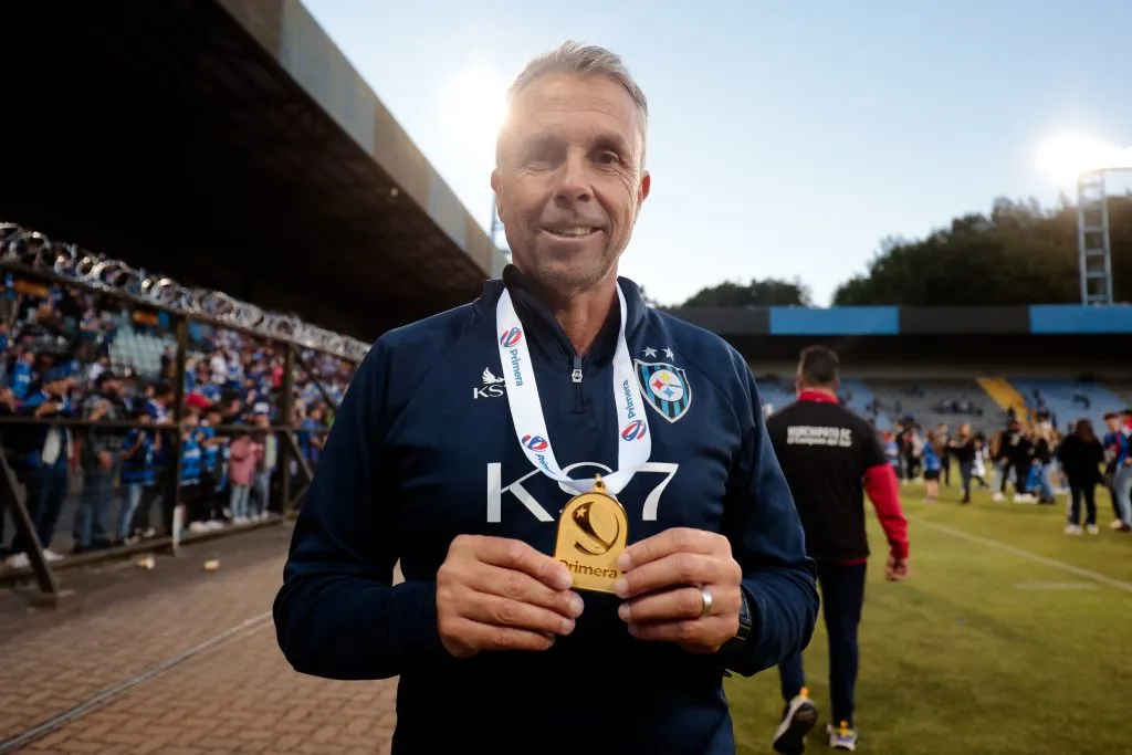 Gustavo Álvarez posa con la medalla de campeón que obtuvo Huachipato en el Campeonato Nacional 2023. (Javier Vergara/Photosport).