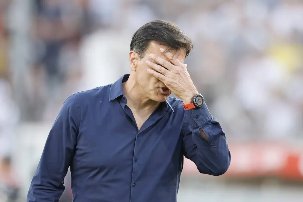 Gustavo Quinteros dejó de ser el entrenador de Colo Colo. Foto: Pepe Alvujar/Photosport