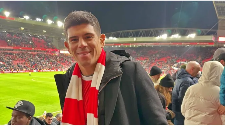 Pavez hinchó por Liverpool en Anfield.