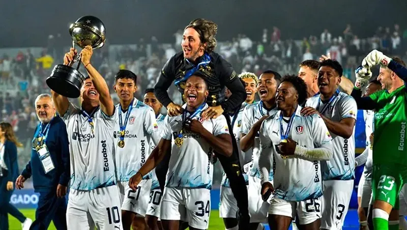 Zubeldía viene de ser campeón de la Copa Sudamericana con Liga de Quito. Termina contrato, por lo que estará “libre” para Colo Colo. | Foto: Archivo.