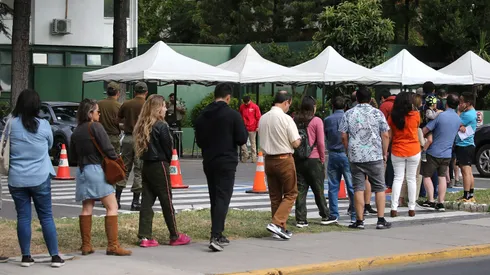 Personas presentan sus excusas por no votar en la 17 comisaria de Las Condes por Plebiscito 2023.