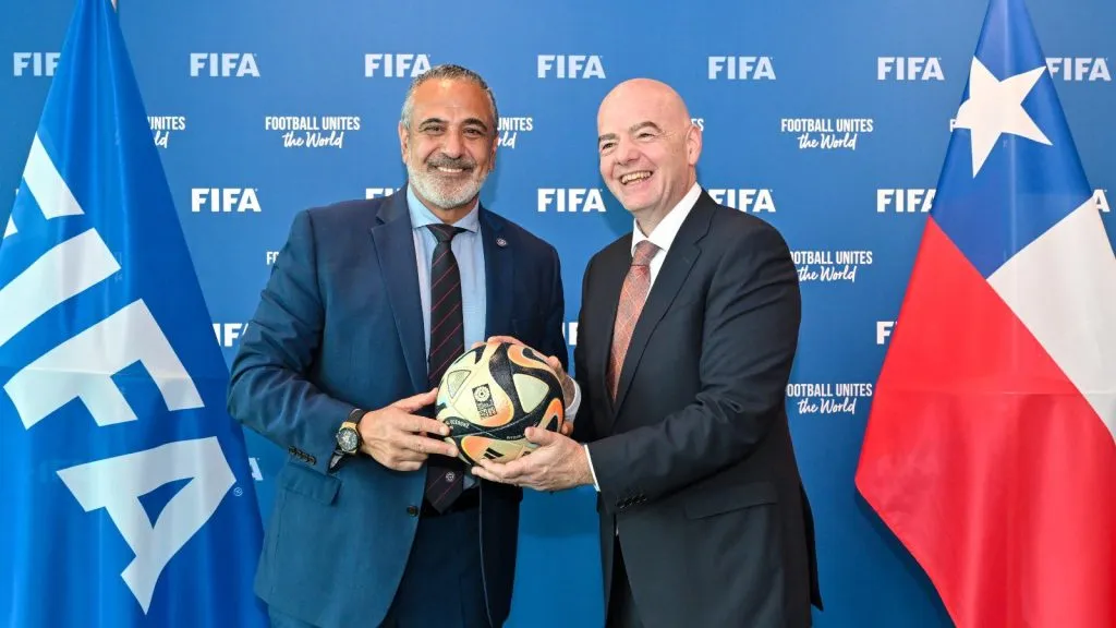 Gianni Infantino le entregó la localía del Mundial Sub 20 2025 a Chile este domingo. | Foto: FIFA