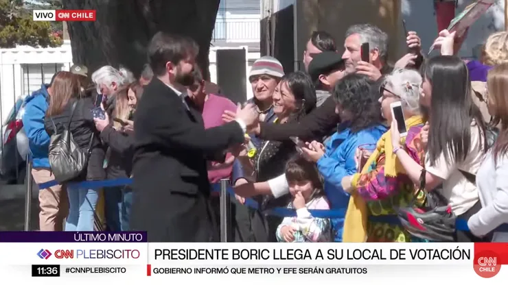 El Presidente saludó a muchos puntarenenses.