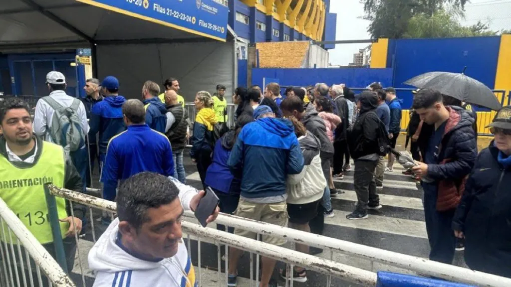 Los hinchas de Boca Juniors llegan a votar pese a la lluvia en Buenos Aires. Foto: @EmilianoRaddi