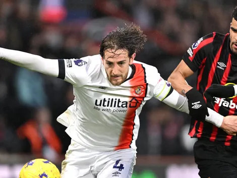 Triste imagen: jugador del Luton se desmaya en pleno partido