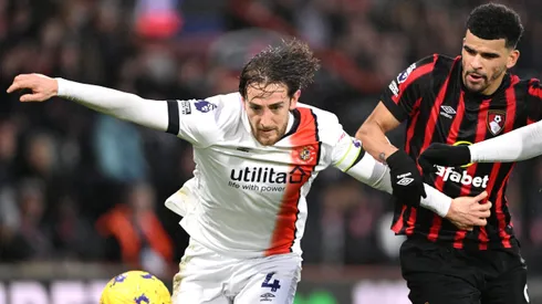 Tom Lockyer disputando una pelota en el duelo ante el Bournemouth. Minutos después, cayó desplomado.